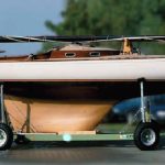 Boot auf Hafentrailer